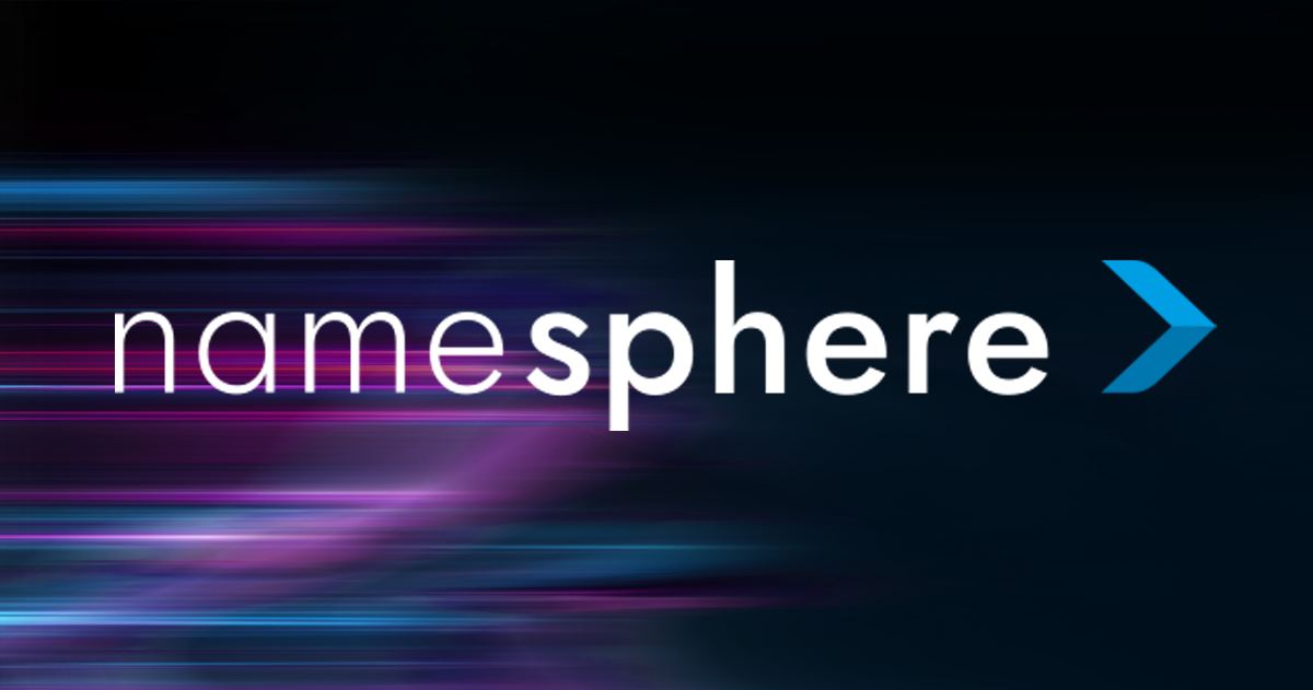 Zwei Männer stehen auf einer Bühne, hinter ihnen ist eine Grafik auf der Leinwand mit dem Thema des Vortrags "Let's talk about (our) PaaS for Pimcore"